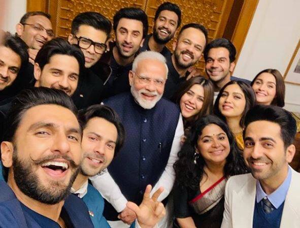 નવી દિલ્હી: દિલ્હીમાં આજે બોલીવૂડના સ્ટાર્સ પીએમ મોદીને મળવા પહોંચ્યા હતા. આ દરમિયાન તેમની પ્રથમ તસવીર સામે આવી છે. આ તસવીરમાં પીએમ મોદી સાથે બોલીવૂડના સ્ટાર્સ જોવા મળી રહ્યા છે. અભિનેતા રણવીર સિંહે આ સેલ્ફી ક્લિક કરી હતી. 