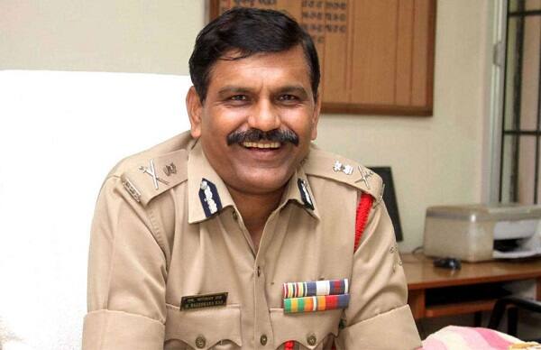 આલોક વર્માને વડાપ્રધાન નરેન્દ્ર મોદીના અધ્યક્ષ પદ હેઠળની સમિતિની બેઠકમાં બે કલાક સુધી ચાલેલી ચર્ચા બાદ સીબીઆઈના પ્રમુખ પદેથી દૂર કરવામાં આવ્યા હતા. આ સમિતિમાં લોકસભામાં વિરોધ પક્ષના નેતા મલ્લિકાર્જુન ખડગે અને સુપ્રીમ કોર્ટના બીજા સિનિયર મોસ્ટ ન્યાયાધિશ એ.કે. સિકરી હતા. સમિતિમાં 2-1ની બહુમતિથી આલોક વર્માને તેમના પદ પરથી દૂર કરવાનો નિર્ણય લેવાવામાં આવ્યો હતો.