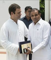 મૂળ ઉનાના વતની અને કોંગ્રેસના ધારાસભ્ય પૂંજાભાઇ વંશ હાલમાં ગાંધીનગરમાં સેક્ટર-21 ખાતે MLA ક્વાટર્સમાં રહે છે. નોંધાવેલી ફરિયાદ મુજબ ત્રીજી જાન્યુઆરીએ સવારે છ વાગ્યે તેમના મોબાઈલ પર ‘પ્રાઇવેટ નંબર’ પરથી ફોન આવ્યો હતો.