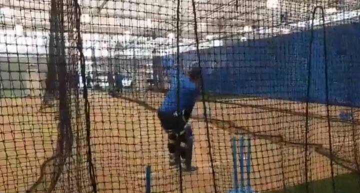 પૂર્વ કેપ્ટન ધોનીએ સિડની ગ્રાઉન્ડમાં વરસાદ ચાલી રહ્યો હતો, તે દરમિયાન તેને ઇન્દોર પ્રેક્ટિસ સેશનમાં ભાગ લીધો, અને જબરદસ્ત પ્રેક્ટિસ કરી હતી. ધોનીનો પ્રેક્ટિસ કરતો વીડિયો બીસીસીઆઇએ ટ્વીટ કર્યો હતો. 