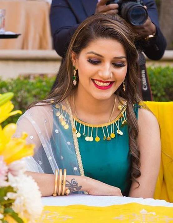 નવી દિલ્હીઃ બિગબૉસ ફેમ સપના ચૌધરીનુ ટ્રાન્સફોર્મેશન ફેન્સને હેરાન કરી રહ્યું છે. હાલમાં સોશ્યલ મીડિયા પર સપના ચૌધરીના હૉટ ફોટોશૂટની કેટલીક તસવીરો વાયરલ થઇ રહી છે. 