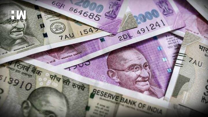 સૂત્રો પાસેથી મળતી માહિતી પ્રમાણે કેન્દ્રની મોદી સરકાર ગરીબી રેખા નીચે આવતા લોકો માટે UBIની અંતર્ગત દર મહિને 2500 રૂપિયા આપવાની જાહેરાત કરી શકે છે. બીપીએલ શ્રેણીના લોકોને મળનાર તમામ સબસિડી જેમાં એલપીજી, ખાવા-પીવાનો સામાન અને બીજા સંસાધન સામેલ છે જેને ખત્મ કરી તેની સંપૂર્ણ રકમ ખાતામાં નંખાશે. મળતી માહિતી પ્રમાણે UBI દ્વારા મળનાર આ રકમથી એક પરિવારના પાંચ સભ્યોના પોષણ સંબંધિત જરૂરિયાતોને પૂરી કરી શકાશે.