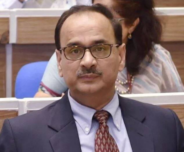 હાઈકોર્ટના આદેશ બાદ સીબીઆઈ ચીફ આલોક વર્માએ બુધવારે પોતાનો કાર્યભાર સંભાળ્યો હતો. તેમને 23 ઓક્ટોબરે 2018 થી મોડી રાતે કેન્દ્ર સરકારના એક આદેશથી જબરજસ્તી રજા પર મોકલી દેવાયા હતા. જે કેન્દ્ર સરકારના આદેશને હાઇકોર્ટે મંગળવારે રદ કરી દીધો હતો.