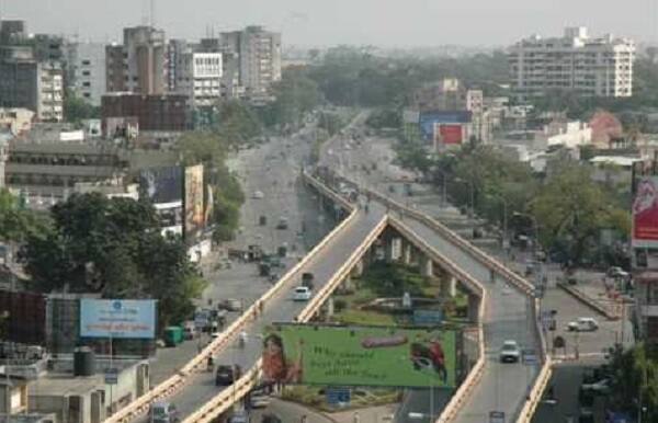 આવા અકસ્માતથી સુરતીઓને બચાવવા માટે સુરત પોલીસે એક જાહેરનામું બહાર પાડ્યું છે. જેમાં પોલીસે તારીખ 14 અને 15 જાન્યુઆરી બે દિવસ સુરતના તમામ ફ્લાય ઓવરબ્રિજ ઉપર બંને સાઈડથી ટુ-વ્હીલર વાહનોની અવર-જવર પર પ્રતિબંધ મુકી દેવામાં આવ્યો છે.