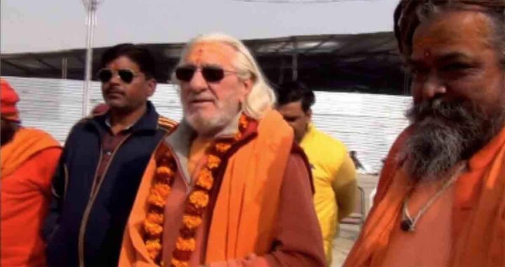 પ્રયાગરાજમાં હાલમાં એક ફ્રાન્સના નાગરિક ચર્ચામાં જે દીક્ષા લઈને સાધુ બની ગયા છે.