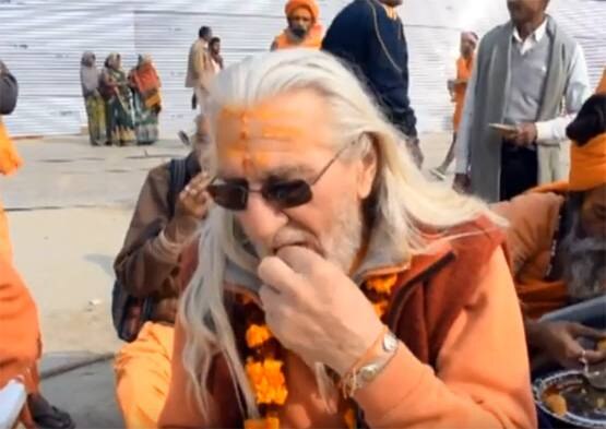 પ્રયાગરાજમાં ફ્રાન્સની આ વ્યક્તિ ‘ડેનિયલ બાબા’ના નામથી જાણીતા થયા છે. ડેનિયલ બાબા આનંદ અખાડા સાથે જોડાયેલ છે.