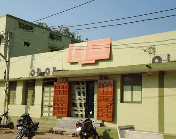 ધર્મજ ગામમાં દેના બેંક, બેંક ઓફ બરોડા, સેન્ટ્રલ બેંક ઓફ ઇન્ડિયા, સ્ટેટ બેંક ઓફ ઈન્ડિયા(એસબીઆઇ), અલ્હાબાદ બેંક, કેનેરા બેંક, આઇસીઆઇસીઆઇ, ઇન્ડસઇન્ડ બેંક, એચડીએફસી બેંક, પંજાબ નેશનલ બેંક, કોર્પોરેશન બેંક અને ધી ધર્મજ પીપલ્સ કો.ઓપરેટિવ બેંક લિ. સહિત ઘણી બેન્કો છે.