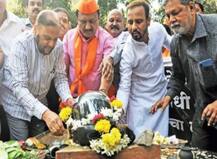 મહારાષ્ટ્રમાં હેલ્મેટના કરવામાં આવ્યા અંતિમ સંસ્કાર, જાણો શું છે કારણ