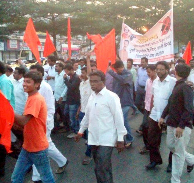 હેલ્મેટ ફરજિયાત કરવાના વિરોધમાં શિવસેના નેતાએ પોલીસ તંત્ર પર આરોપ લગાવતાં કહ્યું કે, અમે રોડ સેફ્ટીના વિરોધમાં નથી પરંતુ પોલીસ તંત્ર દ્વારા જે રીતે લાગુ કરી રહ્યું છે તે ઠીક નથી. પોલીસનું વલણ યોગ્ય નથી. જો પોલીસને લોકોનો આટલો જ ખ્યાલ રાખવો હોય તો પહેલા લોકોની ભાવનાઓને સમજવી જોઈએ.