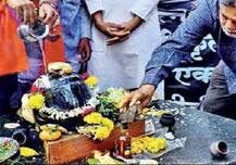 મહારાષ્ટ્રમાં હેલ્મેટના કરવામાં આવ્યા અંતિમ સંસ્કાર, જાણો શું છે કારણ