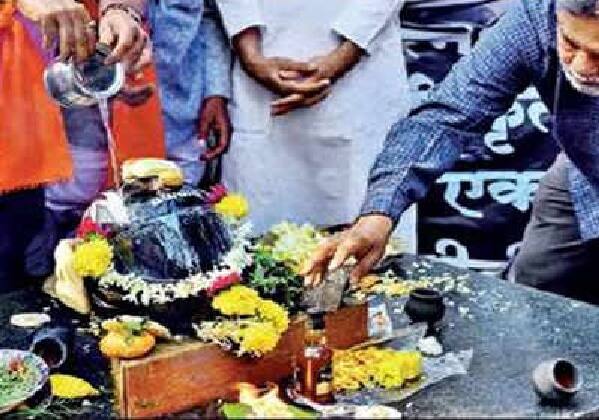 ‘હેલ્મેટ સખ્તી વિરોધી કૃતિ સમિતિ ’ નામની સંસ્થાના લોકોએ પહેલા હેલ્મેટની અંતિમ યાત્રા નીકાળી અને બાદમાં અંતિમ સંસ્કાર કર્યો. ફરજિયાત હેલ્મેટના નિયમનો વિરોધ કરી રહેલા લોકોએ સરકાર સામે સૂત્રોચ્ચાર પણ કર્યો હતો.