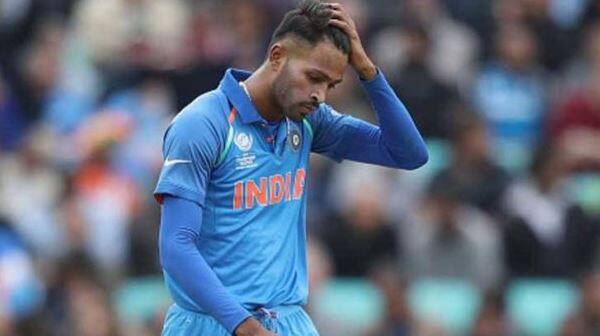 સ્ટાર્સની બ્રાન્ડ વેલ્યૂનો રિપોર્ટ જાહેર કરતી ડપ એન્ડ ફેલપ્સ કંપનીના એમડી અવરિલ જૈન માને છે કે વિવાદ બાદ બ્રાન્ડ્સને ખુદથી અળગ કરવાનું મહત્વનું છે. તેમણે આમિર ખાન અને ગોલ્ફર ટાઇગર વુડ્સનું ઉદાહરણ આપ્યું કહ્યું કે, આમના વિવાદ બાદ વિજ્ઞાપનદાતા અલગ થઈ ગયા હતા.