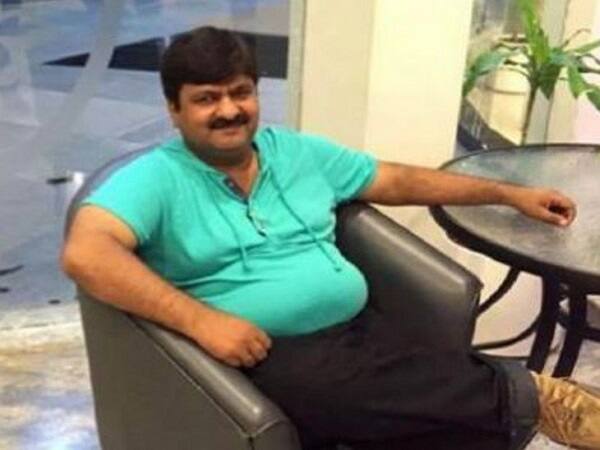 રાજકોટ: સૌરાષ્ટ્ર યુનિવર્સિટીના બાયોસાયન્સ ભવનમાંથી સસ્પેન્ડ કરી દેવાયેલા પ્રોફેસર પંચાલ સામે ચાલી રહેલી તપાસમાં શુક્રવારે વધુ એક પીએચડીની વિદ્યાર્થિનીએ નિવેદન આપ્યું હતું. જેમાં નિવૃત્ત જજના વડપણ હેઠળ નિમાયેલી કમિટીની હાજરીમાં જ નિવેદન આપવા આવેલી વિદ્યાર્થિનીએ કહ્યું હતું કે, વર્ષ 2014માં પ્રોફેસરે એવું કહ્યું હતું કે, જો તારે પીએચડીમાં પાસ થવું હોય તો મારી સાથે દીવ આવવું પડશે અને હોટેલમાં પણ રોકાવવું પડશે. વિદ્યાર્થીનીએ જ્યારે નિવેદન આપ્યું તે સમયે કમિટીના તમામ મેમ્બર હાજર હતા.