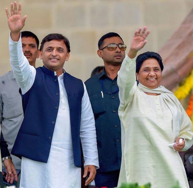 લખનઉઃ બહુજન સમાજવાદી પાર્ટીના સુપ્રીમો માયાવતી અને સમાજવાદી પાર્ટીના રાષ્ટ્રીય અધ્યક્ષ અખિલેશ યાદવે સંયુક્ત પ્રેસ કોન્ફરનસ કરીને ઉત્તર પ્રદેશમાં ગઠબંધનની જાહેરાત કરી હતી. તેની સાથે જ માયાવતીએ રાજ્યની 80 લોકસભા સીટોની ફોર્મૂલા પણ સામે રાખી હતી. જે મુજબ બસપા અને સપા 38-38 સીટ પર ચૂંઠણી લડશે અને બે સીટ પ્રાદેશિક પક્ષો માટે છોડી છે. જ્યારે બાકી રહેલી બે સીટ અમેઠી અને રાયબરેલી પર ગઠબંધને કોંગ્રેસ સામે ઉમેદવાર નહીં ઉતારવાની રણનીતિ અપનાવી છે.