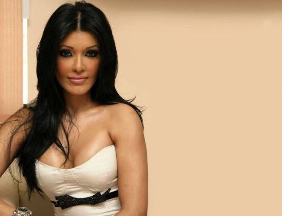 કોઈના મિત્રા બોલિવૂડ સિવાય તમિલ અને બંગાળી ફિલ્મોમાં પણ કામ કરી ચુકી છે. જો કે ખોટી સર્જરીના કારણે કોઈના મિત્રાનું કેરિયર બર્બાદ થઈ ગયું. 