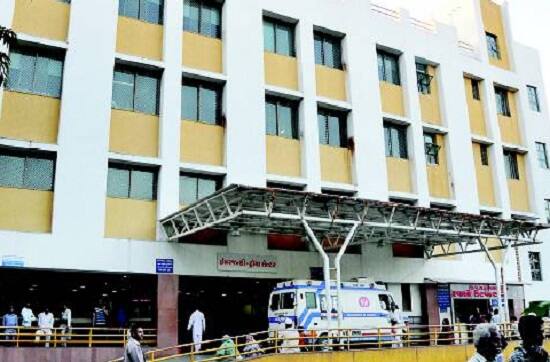 એલ. જે. કોલેજ પાસે મોટીફની કન્સટ્રક્શન સાઈડ ચાલી રહી છે. શનિવારે સાંજનાં લગભગ 5 વાગ્યાની આસપાસ બિલ્ડીંગ નીચે 25 વર્ષીય સુશીલ વિશ્વકર્મા નામનો યુવાન ઊભો હતો. તેવામાં અચાનક બિલ્ડીંગનાં છઠ્ઠા માળેથી એક લોખંડનો સળિયો પડ્યો હતો, જે તેના માથાનાં ભાગે ઘુસીને ગળાને આરપાર થઈ ગયો હતો.