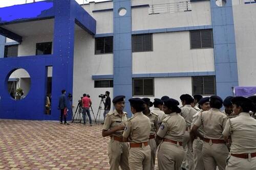 ચેકપોસ્ટ અને રાજ્ય ક્રોસ કરી દારૂ સુરેન્દ્રનગર જિલ્લામાંથી પસાર થાય અને પકડાય પણ છે. ત્યારે દરેક વખતે સ્થાનિક પોલીસનો મરો થઈ જાય છે. જેમાં સાયલા PSI તો હજુ હમણાં જ નોકરી પર આવ્યા હતા અને તાજેતરમાં જ સસ્પેન્ડ પણ થઈ ગયા.