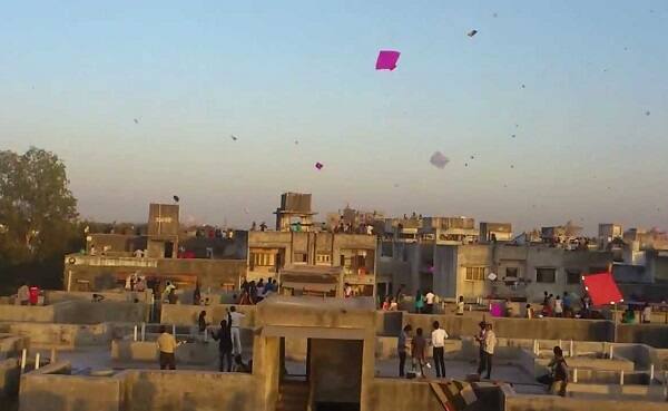 આવતીકાલે સોમવારે ઉત્તરાયણ છે જેની અમદાવાદીઓ ભરપૂર મજા માણશે. આ વખતે ઉત્તરાયણમાં સાનુકુળ પવન રહેવાની સંભાવના છે. અમદાવાદમાં શનિવાર સાંજથી જ પતંગનો માહોલ જામ્યો હતો. પતંગબાજો આ વખતે સતત ચાર દિવસ પતંગ ચગાવવાનો આનંદ માણી શકશે. 