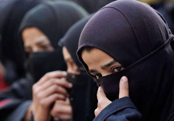 ટ્રિપલ તલાક બિલ લોકસભામાં પાસ થયા બાદ રાજ્યસભામાં અટક્યું હતું. જેના કારણે ટ્રિપલ તલાક બિલ 'ધ મુસ્લિમ વીમને પ્રોટેક્શન ઑફ રાઇટ્સ ઇન મેરિજ એક્ટ' પાસ થયું નથી જેના કારણે મોદી સરકારે બીજી વખત આ અધ્યાદેશ લાવવું પડ્યું. એનડીએ સરકારે આ બિલને લોકસભામાં પાસ તો કરાવી લીધું હતું. પરંતુ રાજ્યસબામાં બિલને પાસ કરાવવા માટે પર્યાપ્ત સંખ્યાબળ નથી.