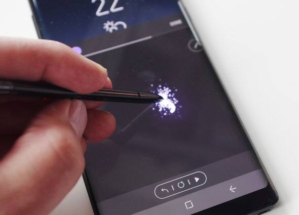 ફોનના ફિચર્સની વાત કરીએ તો આમાં ડ્યૂલ-સિમ સપોર્ટ છે. ઉપરાંત આમાં એન્ડ્રોઇડ 7.1.1 નૉગટ, 6.3 ઇંચની ક્વાડએચડી+ સુપર એમોલેડ ડિસ્પ્લે છે. આમાં એક્સીનૉસ 8895 પ્રૉસેસર આપવામાં આવ્યુ છે. 