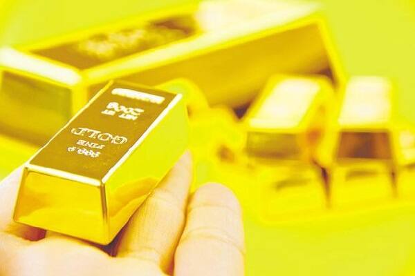 આ સ્કીમ 14 જાન્યુઆરીથી 18 જાન્યુઆરી સુધી ચાલશે. આ યોજના હેઠળ ‘ગોલ્ડ બોન્ડ’માં રોકાણ કરનારાઓને વ્યાજ પણ મળશે. ભારત બુલિયન એન્ડ જ્વેલર્સ એસોસિએશન લિમિટેડ દ્વારા છેલ્લા ત્રણ દિવસ 999 શુદ્ધતા વાળા સોનાની કિંમતો આપવામાં આવી છે જેના આધારે આ બોન્ડની કિંમત રૂપિયામાં નક્કી થશે. 