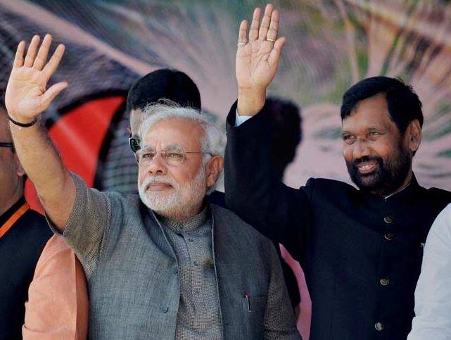 પટનાઃ બિહારના પૂર્વ મુખ્યમંત્રી રાબડી દેવીને અંગુઠા છાપ કહેવું કેન્દ્રીય મંત્રી રામ વિલાસ પાસવાનને ભારે પડતું નજરે પડી રહ્યું છે. પાસવાનના નિવેદન સામે તેમની જ દીકરી આશા પાસવાન ધરણા પર બેસી ગઈ છે. તેણે પિતા પાસે માફીની માંગ કરી છે. આશાએ કહ્યું કે, જો તેના પિતાએ રાબડી દેવીને લઈ આપેલું નિવેદન પરત નહીં લે તો વિરોધ પ્રદર્શન ચાલુ રહેશે.