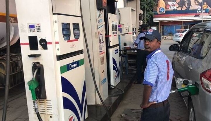 મુંબઈમાં એક લિટર પેટ્રોલ 75.77 રૂપિયા અને ડીઝલ 67.18 રૂપિયા પર પહોંચી ગયા છે. છેલ્લા છ દિવસમાં પેટ્રોલ-ડીઝલની કિંમતમાં આશરે 2 રૂપિયાનો વધારો થયો છે.