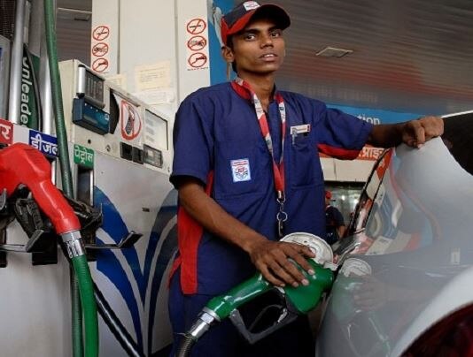 નવી દિલ્હીઃ પેટ્રોલ ડીઝલમાં ભાવ વધાવાનો સિલસિલો ફરી શરૂ થયો છે. આંતરરાષ્ટ્રીય બજારમાં ક્રૂડની કિંમતમાં વધારાને કારણે ભારતીય બજારો પર પણ તેની અસર જોવા મળી રહી છે. આજે સતત છઠ્ઠા દિવસે પેટ્રોલ ડીઝલની કિંમતમાં વધારો જોવા મળ્યો છે. ક્રૂડ કંપનીઓએ દિલ્હીમાં પેટ્રોલ 38 પૈસા અને ડીઝલમાં 49 પૈસા પ્રતિ લિટર કિંમત વધારી છે. દિલ્હીમાં પેટ્રોલનો ભાવ 70.13 રૂપિયા અને ડીઝલનો ભાવ 64.18 રૂપિયા પ્રતિ લિટર થઈ ગયો છે. 