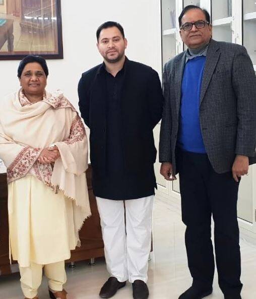 તેજસ્વી યાદવ અને માયાવતી વચ્ચે લગભગ દોઢ કલાકની મુલાકાત થઈ હતી. સૂત્રોના જણાવ્યા મુજબ તેજસ્વી યાદવ અને બસપા અધ્યક્ષ વચ્ચે બિહારમાં મહાગઠબંધનને લઈને વાતચીત થઈ. આ દરમિયાન તેજસ્વીએ તેમને બિહારમાં મહાગઠબંધનમાં સામેલ થવાનું આમંત્રણ આપ્યું. જો કે તેઓએ કહ્યું કે કોંગ્રેસ અમારી સાથે છે અને તમે પણ આનો ભાગ બનો તો ઘણું સારું રહેશે. 