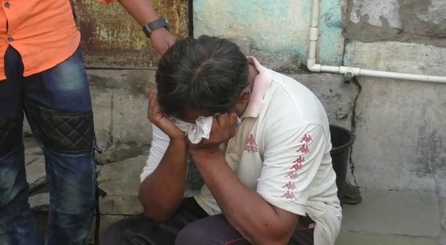 અમદાવાદઃ સમગ્ર ગુજરાતમાં ઉત્સાહપૂર્વક ઉત્તરાયણની ઉજવણી કરવામાં આવી હતી. જોકે કેટલાક પરિવારો એવા હતા જેમની મજા સજામાં ફેરવાઇ ગઇ હતી. ઉત્તરાયણનું પર્વ ઘાતક સાબિત થઇ ગયું છે. રાજ્યમાં ઘાતક દોરીએ છ જણાનો ભોગ લીધો હતો. 40થી વધુ લોકોના ગળા કપાયા હતા. જ્યારે 45થી વધુ જણા પતંગ ચગાવતા ચગાવતા ધાબા પરથી પડી ગયા હતા. જેમાં સૌથી વધુ અમદાવાદમાં 55 કેસ નોંધાયા હતા. તો અકસ્માતમાં ઇજા થવાના કુલ 784 કેસ નોંધાયા હતા. અમદાવાદમાં અકસ્માતમાં ઇજા થવાના કુલ 45 કેસ નોંધાયા હતા.મહેસાણામાં પતંગની દોરીએ એક આઠ વર્ષના બાળકનો જીવ લીધો હતો. બાળકને ગળાના ભાગે દોરી વાગતા તેનું મોત થયું છે.