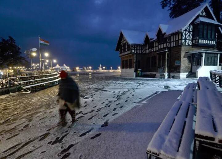 હિમાચલ પ્રદેશમાં ઘણા બધા મકાનો બરફની ચાદરથી ઢકાઈ ગયા છે. 