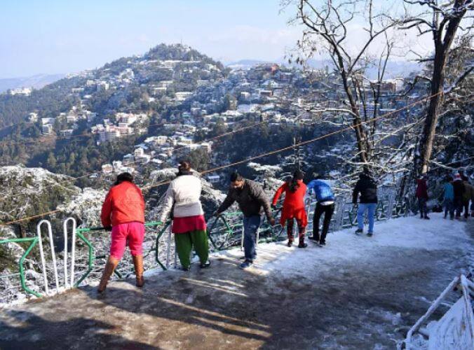 હિમાચલ પ્રદેશમાં બરફવર્ષા બાદ સહેલાણીઓ તેનો આનંદ માણી રહ્યા છે. 