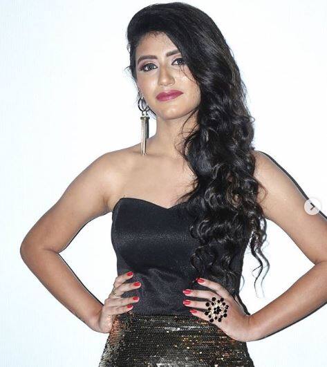 પ્રિયા પ્રકાશ યૂથની સૌથી પસંદગીની એક્ટ્રેસ માનવામાં આવે છે. તેની એક ઝલક મેળવવા માટે ફેન્સ આતુરતાથી રાહ જોતા હોય છે. હાલમાં જ પ્રિયાની કેટલીક નવી તસવીરો સામે આવી છે જેમાં ખૂબ જ હોટ અંદાજમાં જોવા મળી રહી છે. 