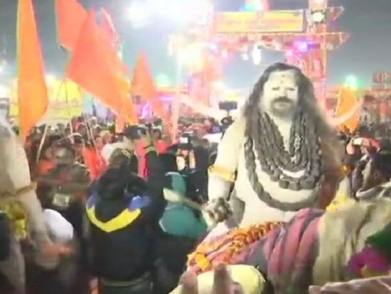 પ્રયાગરાજઃ પ્રયાગમાં મંગળવારથી 49 દિવસ માટે ચાલનારા કુંભનો પ્રારંભ થયો છે. શાહી સ્નાન સાથે કુંભ મેળાની શરૂઆત થઈ ગઈ છે. મકર સંક્રાંતિના પર્વ પર એક તરફ આખાડાના સાધુઓ શાહી સ્નાન કરી રહ્યા હતા ત્યારે બીજી તરફ હજારો શ્રદ્ધાળુઓએ પણ ત્રિવેણી સંગમ સ્થાન ડૂબકી લગાવી હતી. પરંપરા પ્રમાણે સૌપ્રથમ મહાનિર્વાણી અખાડાએ સવારે 6.15 વાગ્યે શાહી સ્નાન કર્યું હતું. જે બાદમાં અટલ અખાડાના મહામંડલેશ્વર, મંડલેશ્વર, મહંત તેમજ શ્રીમંહતે શાહી સ્નાન કર્યું હતું.