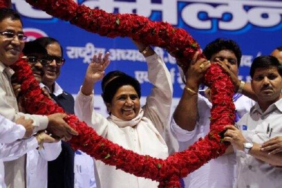 લખનઉ: બહુજન સમાજ પાર્ટીના સુપ્રીમો માયાવતીનો આજે 63મો જન્મદિવસ છે. માયવતીએ પ્રેસ કૉંફ્રન્સ કરી કોંગ્રેસ પર નિશાન સાધ્યું હતું. માયાવતીએ કહ્યું, દેશમાં સૌથી વધુ રાજ કોંગ્રેસ પાર્ટીએ કર્યું છે. અમારે 1984માં પોતાની પાર્ટી બનાવવી પડી. અમારા બાદ પણ અનેક પાર્ટીઓ બની પરંતુ તેમની વિચારધારા કોંગ્રેસથી કંઈ અલગ નથી. આ ચૂંટણીમાં કોંગ્રેસ એન્ડ પાર્ટીને પાઠ ભણાવીશું. માયાવતીએ પોતાના ગઠબંધન પર કહ્યું કે સપાની સાથે જે ગઠબંધન થયું છે તેનાથી ભાજપના હોશ ઉડી ગયા છે.