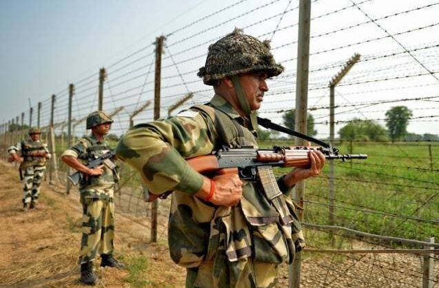 શ્રીનગર: પાકિસ્તાની ગુપ્ત એજન્સી આઈએસઆઈ અને પાકિસ્તાની રેંજર્સે ફરી એકવાર સરહદ પર નાપાક હરકત દેખાડી છે. જમ્મુ-કાશ્મીરના કઠુઆ જિલ્લામાં મંગળવારે સવારે આતંરરાષ્ટ્રીય સરહદ પર પાકિસ્તાન રેજર્સેના સ્નાઇપરો દ્વારા ફાયરિંગ કર્યો હતો. જેમાં BSFનાં આસિસ્ટન્ટ કમાન્ડર શહીદ થઈ ગયો છે. 