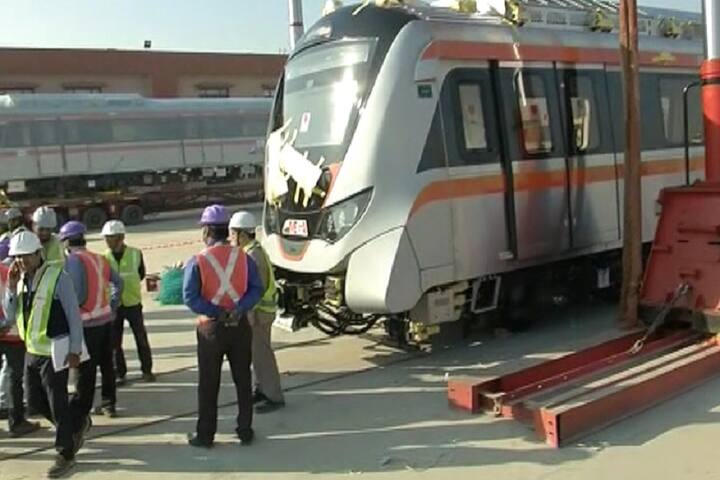 મેટ્રોએ જણાવ્યું કે, એપરલ પાર્ક ડેપો ખાતે ટ્રાયલ અને અન્ય કામગીરી ચાલુ છે. બીજી ટ્રેન બુધવારે દક્ષિણ કોરિયાથી રવાના થઈ જશે. જે 7 ફેબ્રુઆરીએ અમદાવાદ આવી પહોંચશે.