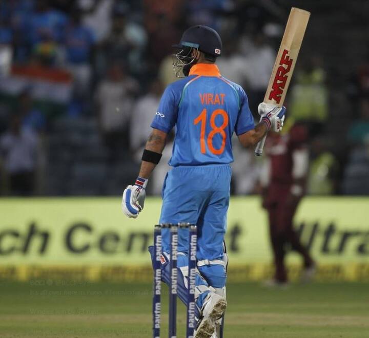 ભારતીય કેપ્ટન કોહલીએ ઓસ્ટ્રેલિયામાં સૌથી ઓછી વન ડેમાં પાંચ સદી ફટકારવાનો અનોખો કીર્તિમાન હાંસલ કરી લીધો છે. ઓસ્ટ્રેલિયાની ભૂમિ પર ૨૫મી વન ડે રમતાં કોહલીએ પાંચમી સદી ફટકારી હતી. આ સાથે તે ઓસ્ટ્રેલિયાની ભૂમિ પર સૌથી વધુ સદી ફટકારનારા રોહિત શર્મા અને કુમાર સંગાકારાની બરોબરીએ પહોંચી ગયો છે. રોહિતે ૨૮ વન ડેમાં અને સંગાકારાએ ૪૯ વન ડેમાં ઓસ્ટ્રેલિયન ભૂમિ પર પાંચ-પાંચ સદી નોંધાવી હતી.