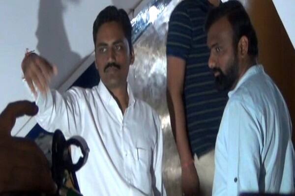 મંગળવારે આ અરજીની સુનવણી હોવાથી અલ્પેશ પણ કોર્ટમાં હાજર રહ્યો હતો. જામીન રદ્દ કરવાનો ચૂકાદો સાંભળતા જ અલ્પેશ કોર્ટમાંથી નીકળી ગયો હતો. પોલીસ ગમે તે સમયે અલ્પેશની ફરી ધરપકડ કરી શકે છે.