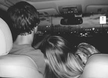 ઈંગ્લેન્ડની ગલીમાં કાર પાર્ક કરીને યુવક-યુવતી અંગત પળો માણી રહ્યા હતા ને..........