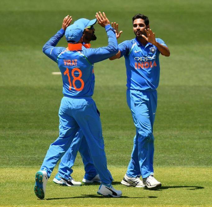 જેના કારણે ઓસ્ટ્રેલિયા 300 રનનો સ્કોર પાર કરી શક્યું નહોતું. ભુવીએ બોલ દ્વારા શાનદાર પ્રદર્શન કર્યું હતું. તે ડેથ ઓવરમાં બોલિંગમાં આવ્યો અને ભારતને ગેમમાં પરત લાવ્યો હતો. ભુવનેશ્વરે 10 ઓવરમાં 45 રન આપીને 4 વિકેટ લીધી હતી.