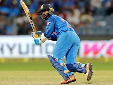 કોહલીએ કહ્યું હતું કે ધોનીને પોતાની ક્ષમતા પર વિશ્વાસ છે કે તે મોટા શોટ્સ રમીને મેચને ખતમ કરી શકે છે. કોહલીએ 14 બોલમાં 25 રનની ઇનિંગ્સ રમનાર દિનેશ કાર્તિકની પણ પ્રશંસા કરી હતી. કોહલીએ કહ્યું હતું કે કાર્તિકે ઝડપી રમીને ધોની ઉપર દબાણ ઓછું કર્યું હતું. ભારતને અંતિમ ઓવરમાં 7 રનની જરૂર હતી ત્યારે ધોનીએ પ્રથમ બોલે સિક્સર ફટકારી ભારતની જીત નિશ્ચિત કરી દીધી હતી.