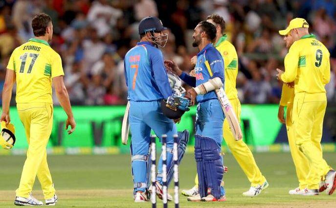 એડિલેડઃ ભારત-ઓસ્ટ્રેલિયા વચ્ચે રમાયેલી ત્રણ મેચની શ્રેણી પૈકીની મંગળવારે એડિલેડમાં રમાયેલી બીજી મેચમાં ટીમ ઈન્ડિયો 6 વિકેટથી વિજય થયો હતો. આ સાથે જ સીરિઝ 1-1થી બરાબર થઈ ગઈ છે. ઓસ્ટ્રેલિયાએ મેચ જીતવા આપેલા 299 રનનો ટાર્ગેટ ભારતે 49.2 ઓવરમાં 4 વિકેટ ગુમાવી હાંસલ કરી લીધો હતો. 1999 બાદ પ્રથમ વખત કોઈ ટીમ આ મેદાન પર આટલો મોટો સ્કોસ ચેઝ કરી શકી હતી. મેચમાં કોહલીએ 104 રનની ઈનિંગ રમી હતી તો મહેન્દ્ર સિંહ ધોની 55 રને અણનમ રહ્યો હતો. મેચ પછી વિરાટ કોહલીએ ધોની ભરપેટ વખાણ કર્યા હતા. ઉપરાંત દિનેશ કાર્તિકની ઝડપી ઈનિંગની પણ પ્રશંસા કરી હતી.