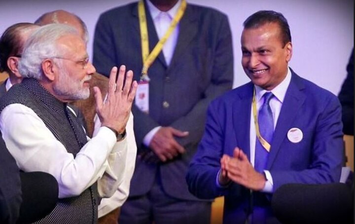 વાઇબ્રન્ટ ગુજરાતની શરુઆતથી જ અનિલ અંબાણી દરેક ફંક્શનમાં સ્ટેજ પર આગલી હરોળમાં દેખાયા છે અને 2009માં તેમણે જ સૌથી પહેલા ગુજરતના મુખ્યમંત્રી નરેન્દ્ર મોદીને દેશના ભાવિ વડાપ્રધાન ગણાવ્યા હતા. ત્યાર બાદ દેશના અન્ય ઉદ્યોગપતિઓએ પણ તેમની વાતમાં સૂર પુરાવ્યો હતો.