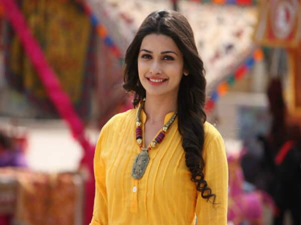 તમને જણાવી દઇએ કે, કલર્સ પર પ્રસારિત થયેલ 'કવચ'ની પહેલી સિઝનમાં મોના સિંહ, વિવેક દહિયા અને મહક ચહલે કામ કર્યું હતું. 'નાગિન 2'ની જગ્યા 'કવચ'એ લીધી હતી. જેને ઘણી લોકપ્રિયતા મળી હતી.