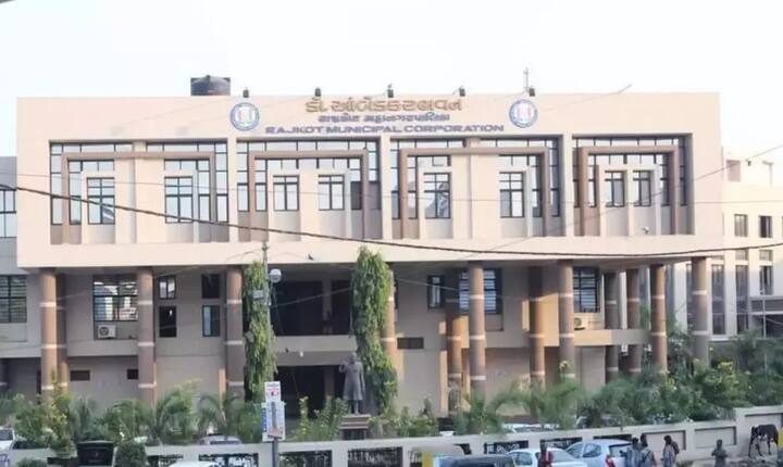 જો કે આ ઘટનાએ ગુજરાતની દારૂબંધીની પોલ ખોલી દીધી હતી. રાજકોટમાં આજી ડેમ પાસે આવેલા માંડા ડુંગર આસપાસ અનેક નવી સોસાયટીઓ બની છે, પરંતુ ત્યાં પ્રાથમિક સુવિધા નહીં હોવાથી ત્યાં રહેતાં લોકો પરેશાન છે. તેના કારણે આ પ્રકારની સ્થિતી સર્જાય છે.