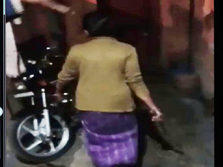 પાણીની પાઇપલાઇન સડી ગઇ હતી અને જ્યાં પાઈપ સડી ગઈ હતી તેથી લીકેજ થઇ હતી. આ સ્થળ પાસે જ દેશી દારૂનો ધંધો કરતા શખ્સો આથો ફેંકી ગયા હોવાથી નળમાં પાણીની સાથે દેશી દારૂ આવ્યો હતો. બાદમાં આ લાઇન રિપેર કરાઈ હતી તેથી દેશી દારૂ આવતો બંધ થયો હતો.