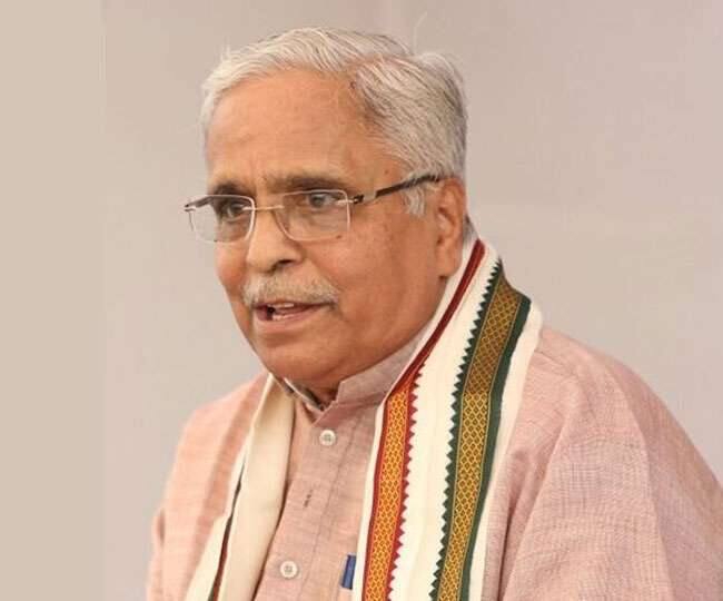 આ મામલે સંઘના સરકાર્યવાહ ભૈયાજી જોશીએ પ્રયાગરાજમાં કુંભ મેળામાં યોજાયેલ એક કાર્યક્રમમાં કેન્દ્રની મોદી સરકાર પર ઇશારામાં નિશાન સાધ્યું અને વ્યંગ કરતાં કહ્યું કે, રામ મંદિર વર્ષ 2025માં બનશે.