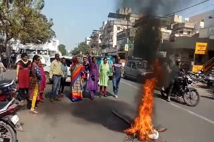 વડોદરાના મહિલા સંગઠન દ્વારા બીસીસીઆઇને પત્ર લખીને ક્રિકેટર હાર્દિક પંડ્યા સામે કડક પગલા લેવામાં આવે તેવો પત્ર લખ્યો છે. મહિલા સંગઠનનાં પ્રમુખ, શોભાબેન રાવલે વિરોધ નોંધાવતા કહ્યું છે કે, 'હાર્દિક માફી નહીં માંગે તો ફોજદારી કાર્યવાહી પણ કરવામાં આવશે.'