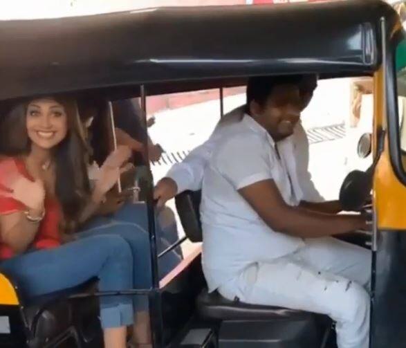મુંબઈ: બોલીવૂડ અભિનેત્રી અને બિઝનેસ ટાઈકૂન શિલ્પા શેટ્ટીની લાઈફ સ્ટાઈલ વિશે તો બધા જાણતા હશે. આલીશાન જિંદગી જીવતી શિલ્પા શેટ્ટી જો ઓટો રિક્ષાની સવારી કરતી જોવા મળે તો કેવું લાગશે. સોશિયલ મીડિયા પર શિલ્પા શેટ્ટીનો એક વીડિયો વાયરલ થયો છે. આ વીડિયોમાં શિલ્પા શેટ્ટી ઓટો રિક્ષામાં મુસાફરી કરતી જોવા મળે છે. 